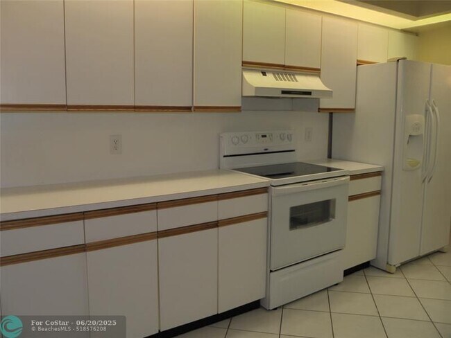 Building Photo - 1605 Abaco Dr