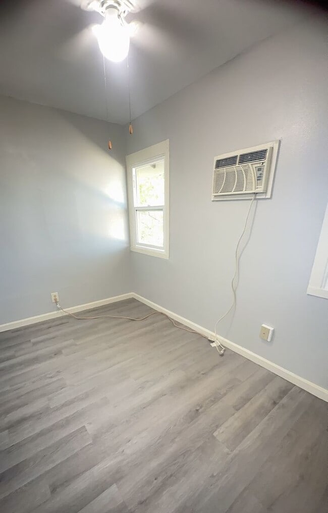Building Photo - Studio apartment in Oakdale