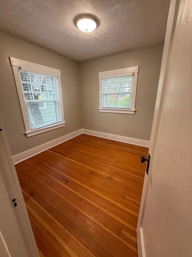 Building Photo - Updated 2Bd/1Ba in Desirable Camas Area!