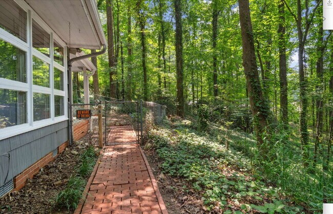 Building Photo - Charming 2-Bed Home with Hardwood Floors and Fenced in Yard