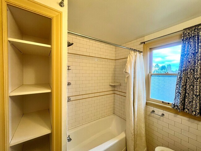 Building Photo - Stunning 3bed/3.5bath Brick Home in Ballard!