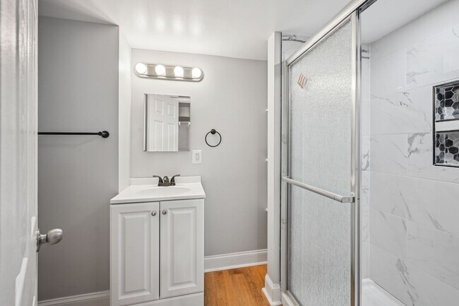 Building Photo - Newly Renovated 5BR/2BA Brownstone, Washer/Dryer