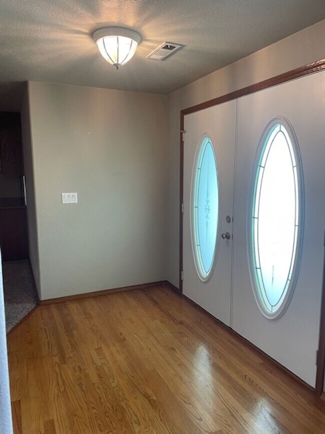 Building Photo - Quiet Peaceful 3 bedroom 2 bath Single Level home located in Central Point