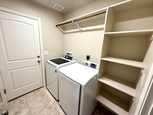 Building Photo - Great 4 Bedroom Home with Drive Through Side Gate!