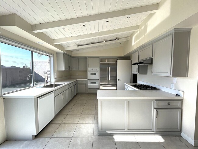 Building Photo - Wonderful Home! 3-Bedrooms, 2-Bath Plus Of...