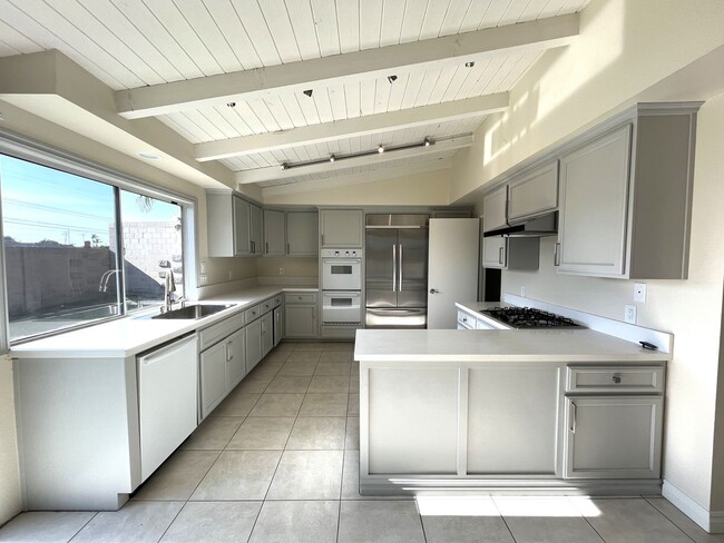 Building Photo - Wonderful Home 3-Bedrooms, 2-Bath Plus Off...