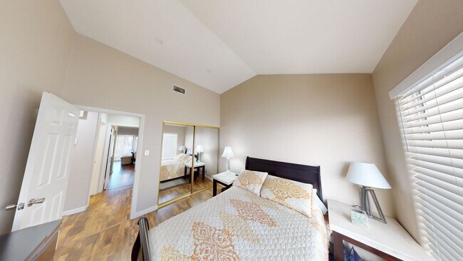 Building Photo - Spanish Trails Guard Gated Townhome!