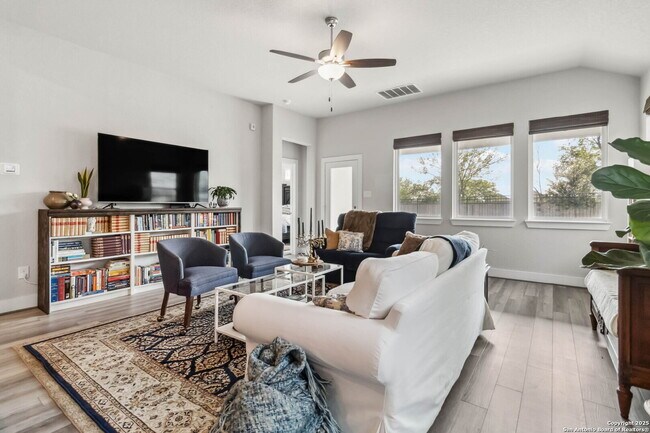 Building Photo - "Charming 3-Bedroom Home with 2 Full Baths and 1902 Sq Ft of Comfort in San Antonio!"