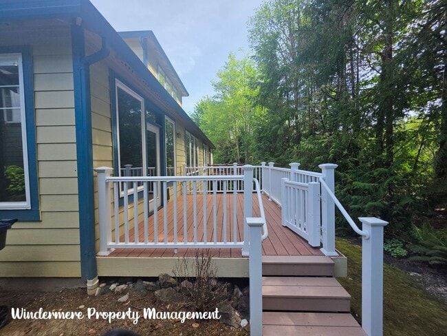 Building Photo - Bright and Spacious, Conveniently located ...