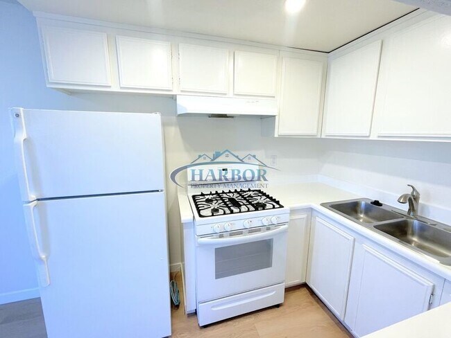 Building Photo - 949 W 26th St