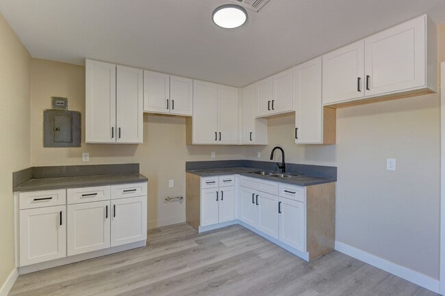 Building Photo - 2p1940