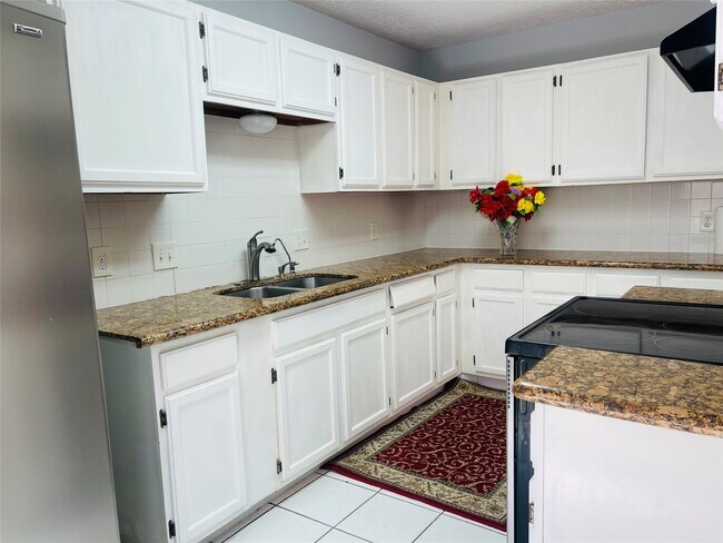 Building Photo - 6823 Songbrook Dr