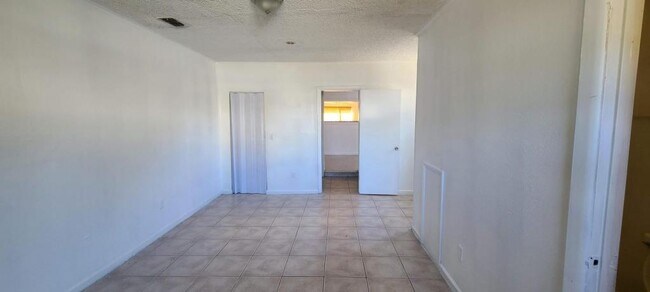 Building Photo - 2027 BENTLEY ST