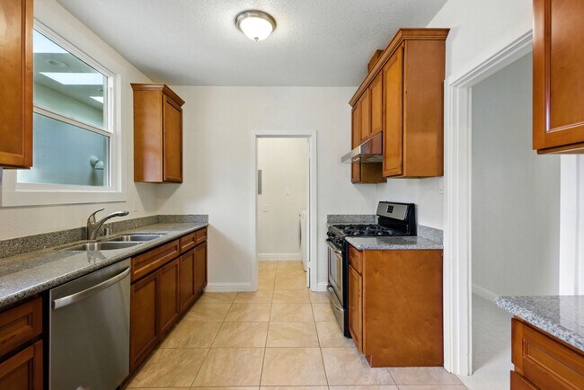 Building Photo - 1720 Quesada Ave