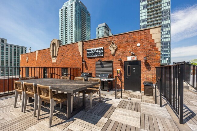 Building Photo - 1140 N La Salle Dr