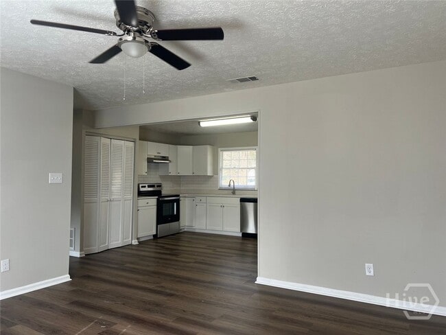 Building Photo - 1695 E Broad St