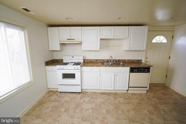 Building Photo - 401 Newton Terrace