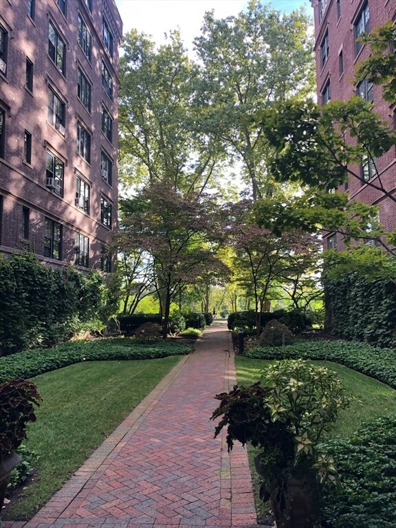 Building Photo - 988 Memorial Dr