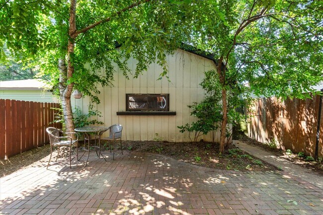 Building Photo - 3311 W Wrightwood Ave