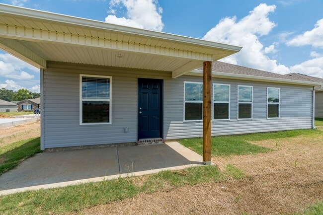 Building Photo - Large 4 Bedroom Home w/3 car Garage and Hu...