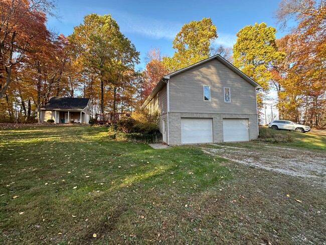 Building Photo - 4 Bedroom, 2 Bathroom House