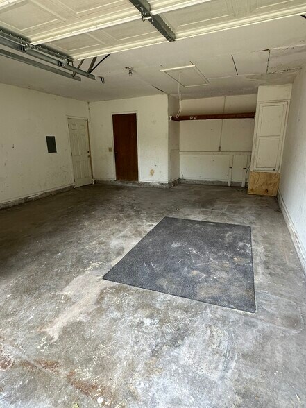 Building Photo - 108 S English Dr