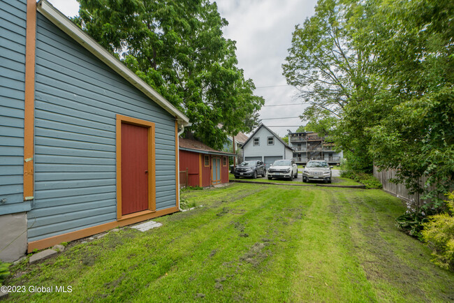 Building Photo - 107 Van Dam St