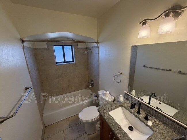 Building Photo - 921 Dartmouth Dr NE