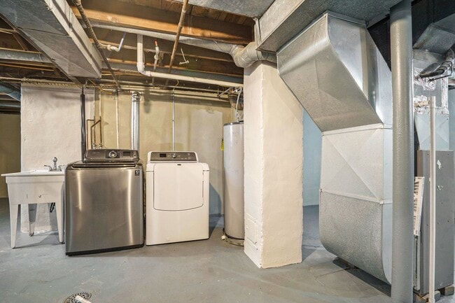 Building Photo - New Remodeled 3bed 1 bath home in Kalamazoo! Ask about our Deposit Free Leasing!!