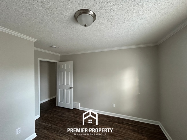 Building Photo - Spacious 3BR Memphis Home with Vaulted Ceilings, Fireplace, Deck & 2-Car Garage