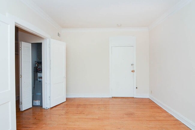 Building Photo - 2226 W Wilson Ave