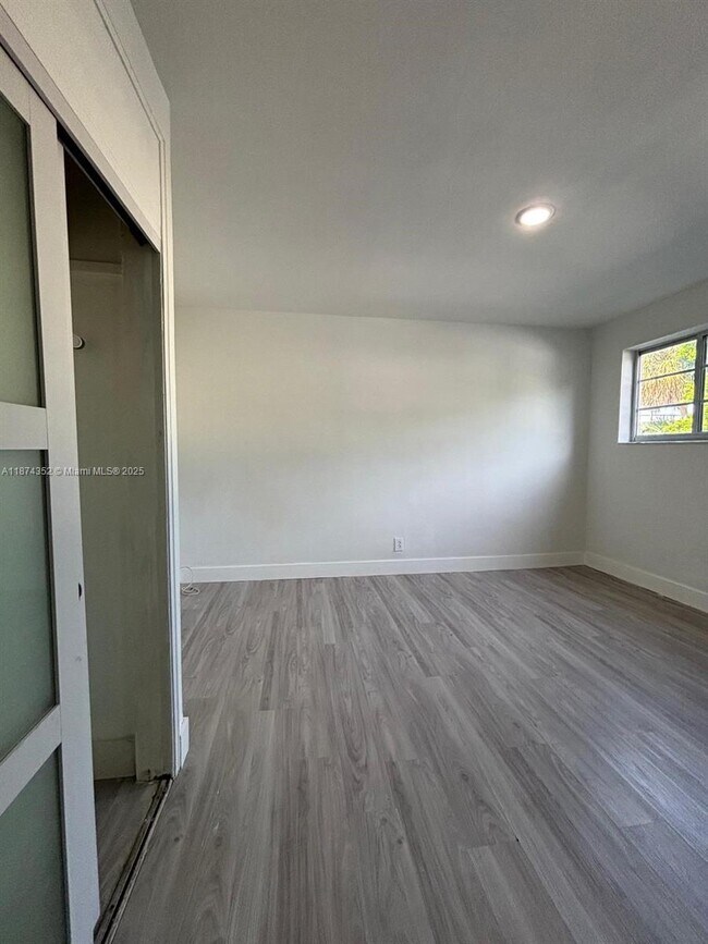 Building Photo - 2025 Bay Dr