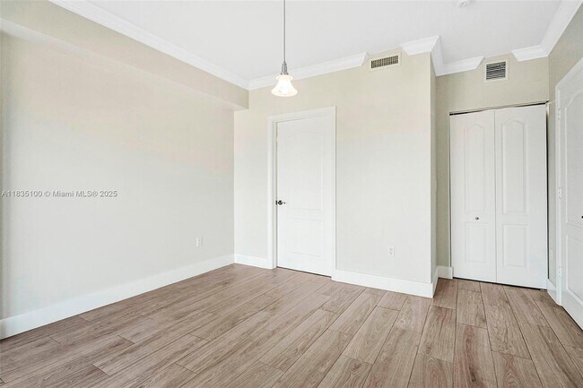 Building Photo - 1627 SW 37th Ave