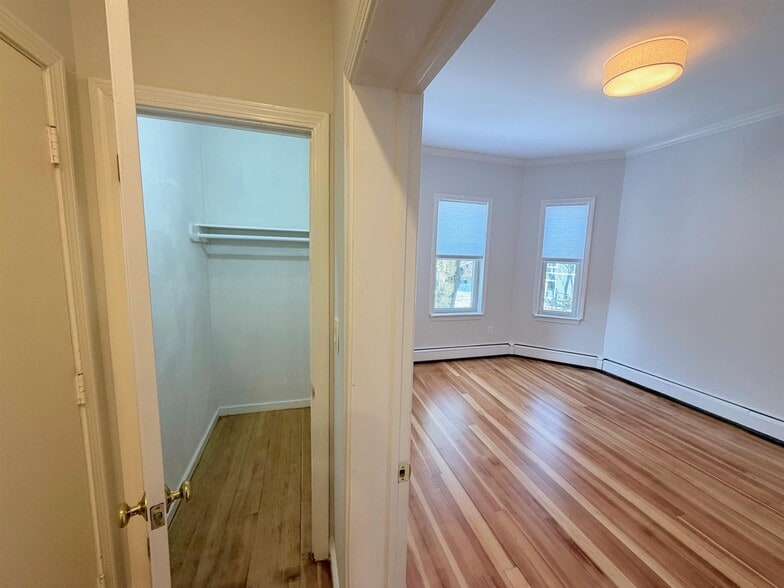 Building Photo - 172 Putnam Ave