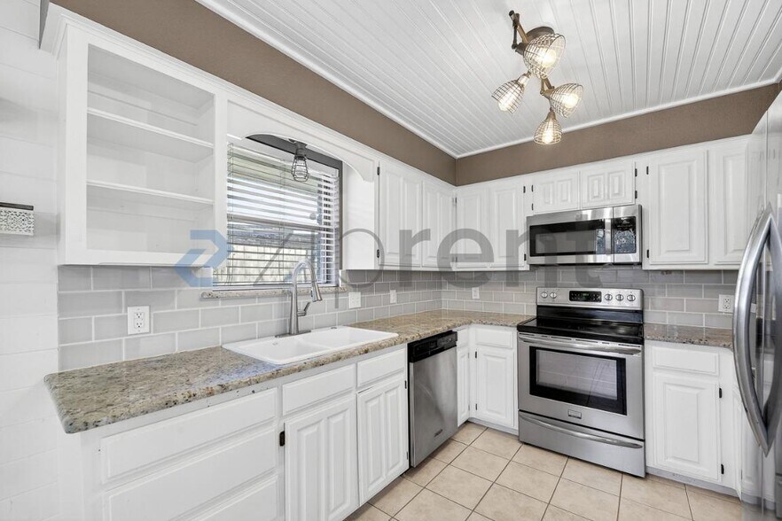 Building Photo - 6100 Paradise Dr