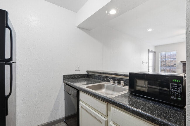 Building Photo - 9520 Royal Ln