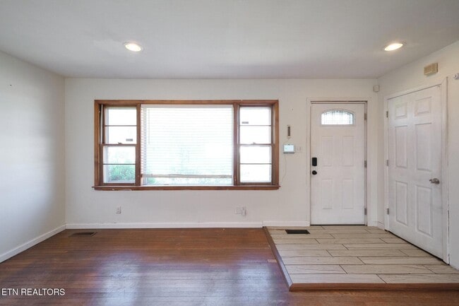 Building Photo - 548 Murray Rd NW