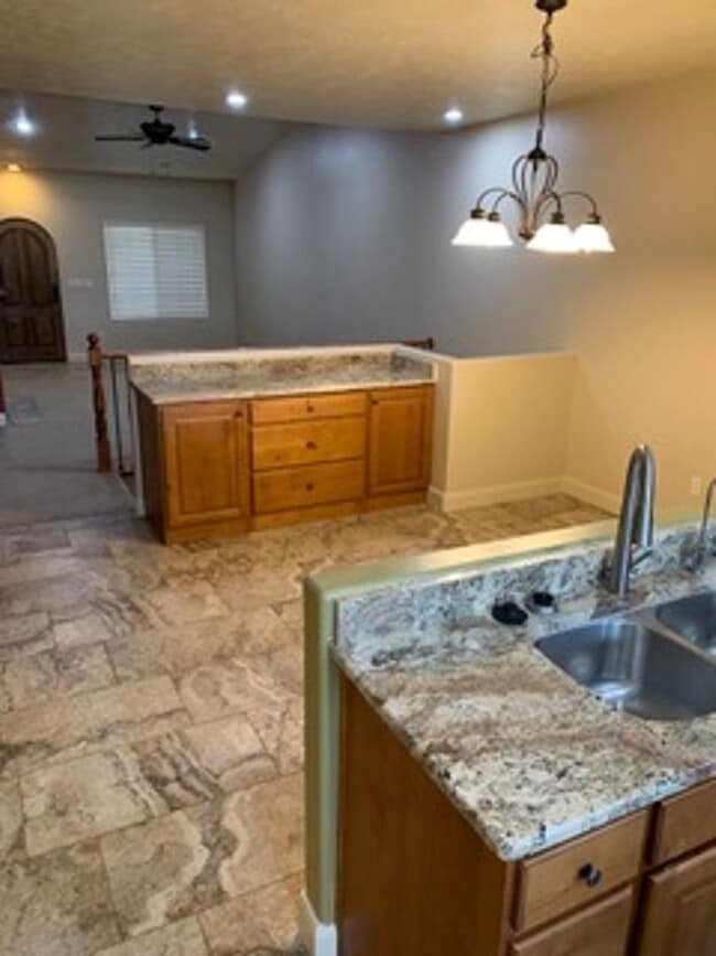 Building Photo - Beautiful 3 bedroom 2.5 bathroom townhome ...