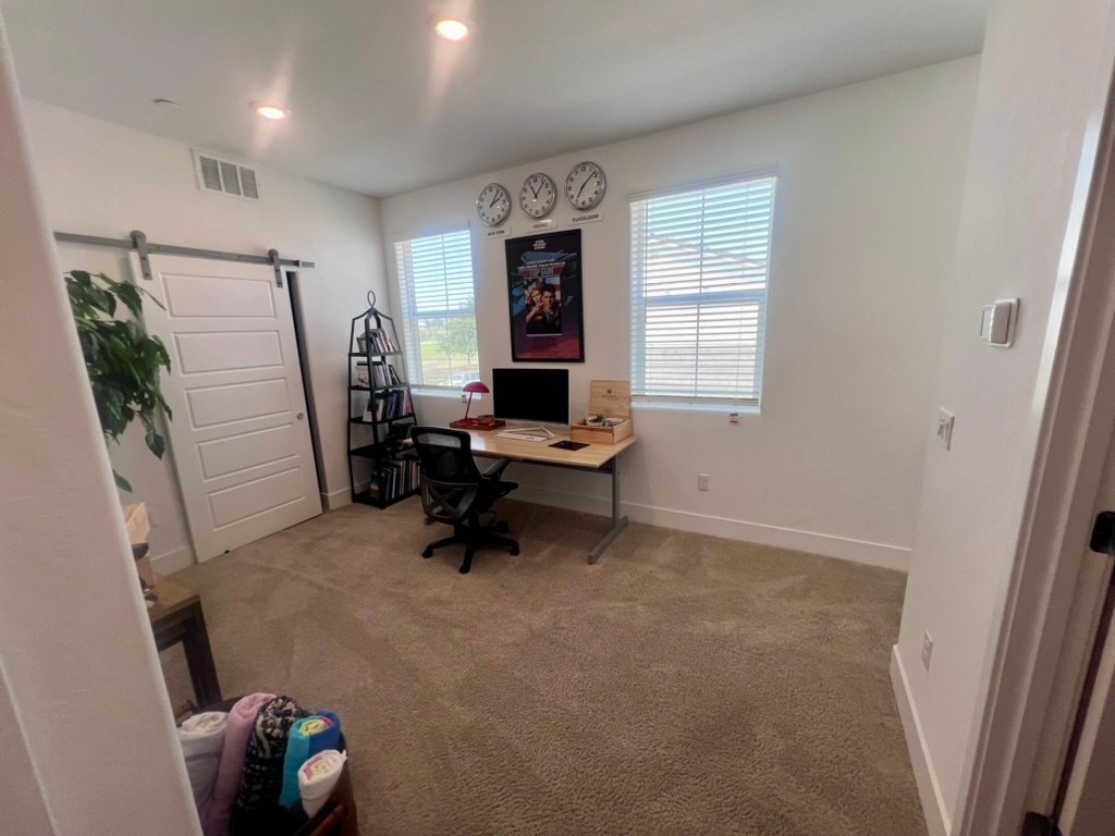 Building Photo - 2712 E Tamarind Dr