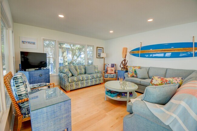 Building Photo - Seasonal Rental: Total Relaxation with Sou...