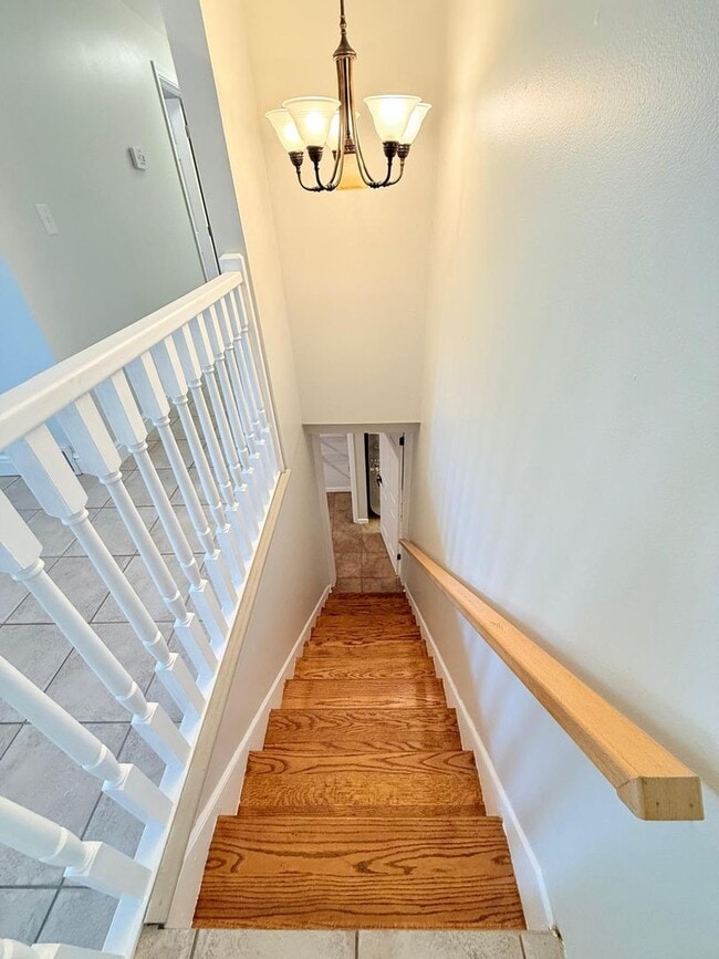 Building Photo - Spacious 3-Bedroom 1.5 - bathroom Home for...