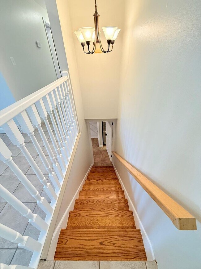 Building Photo - Spacious 3-Bedroom 1.5 - bathroom Home for Rent