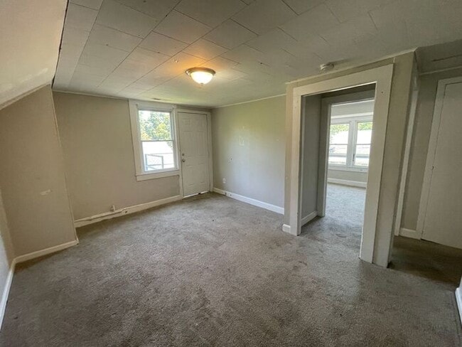Building Photo - 4 bedroom 2 bath house