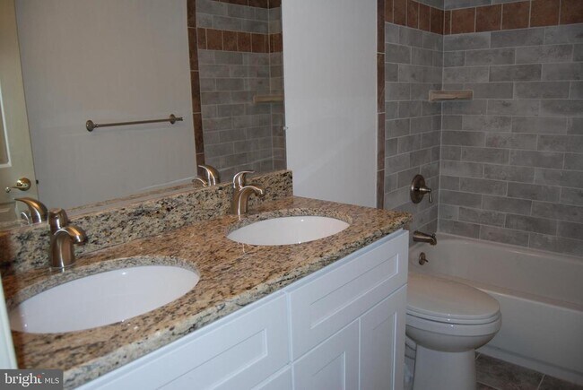 Building Photo - 5 Fox Chase Ln