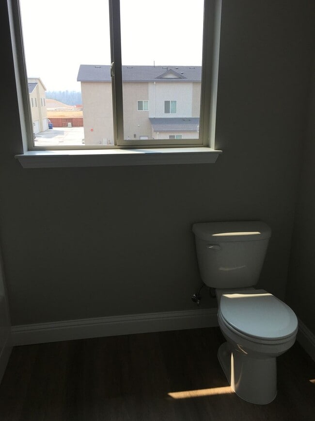 Building Photo - 4 Bedroom West Redding Townhome-  MOVE IN ...