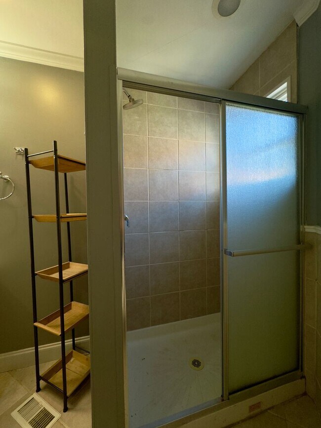 Building Photo - Charming 2Bed/2.5Bath in Washington Vilage - Extra Space in the Basement