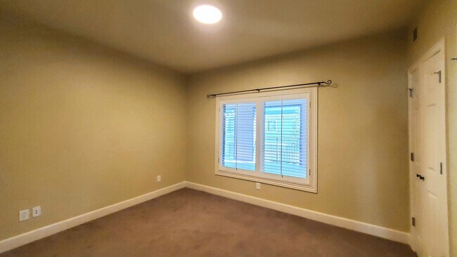Building Photo - 133 W Northwood Ln
