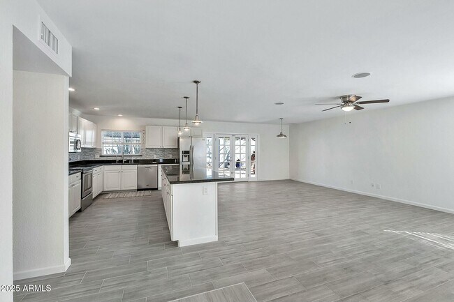 Building Photo - 3922 E Dahlia Dr