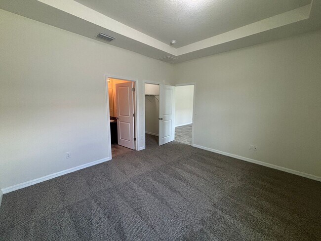 Building Photo - Spacious 4/2.5 Near 200