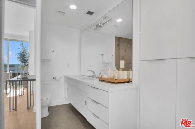 Building Photo - 17350 Sunset Blvd